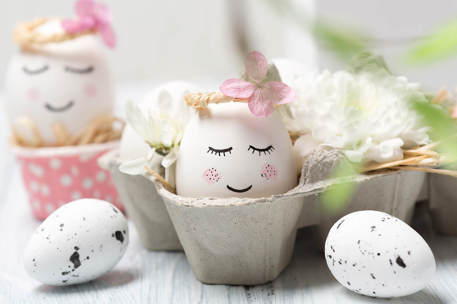 Bunte Eier im Eierkarton | Credit: iStock.com/Metkalova