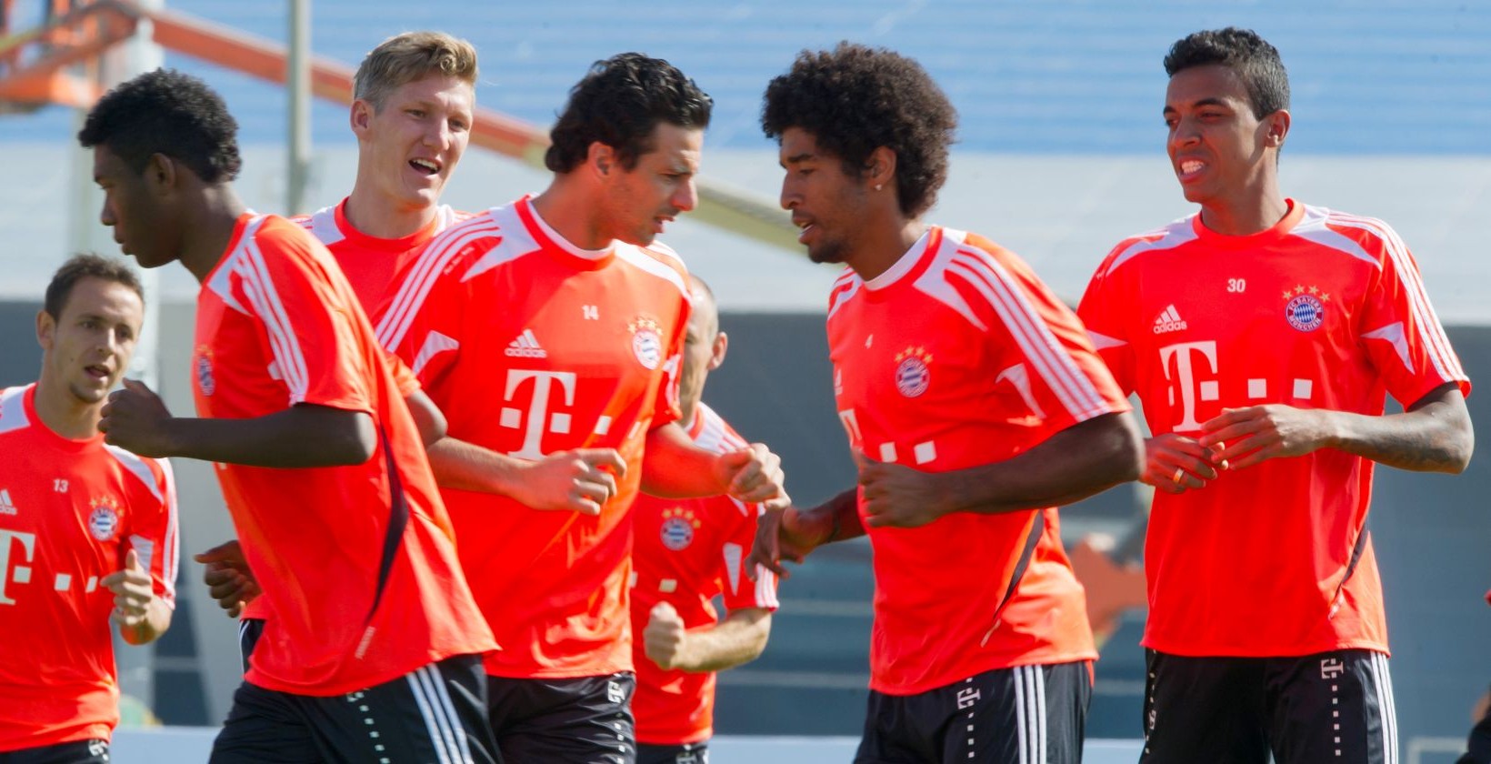 Rafinha (L-R), David Alaba, Bastian Schweinsteiger, Claudio Pizarro, Dante und Luiz Gustavo beim Trainingslager in Doha