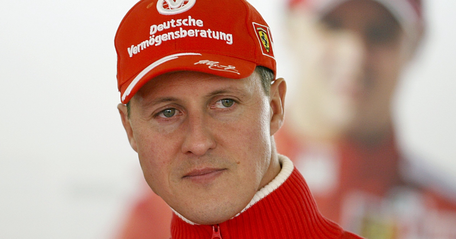 Ehemaliger deutscher Formel-1-Weltmeister Michael Schumacher während der zweiten Trainingssession in der Ferrari-Box auf dem Albert Park Circuit in Melbourne, Australien, am 27. März 2009.
