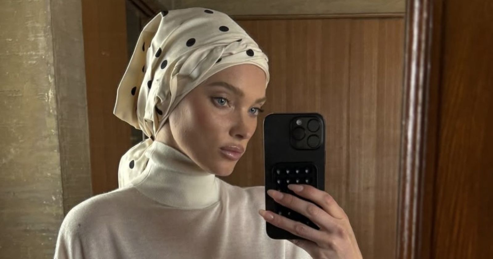 Elsa Hosk mit Tuch auf dem Kopf