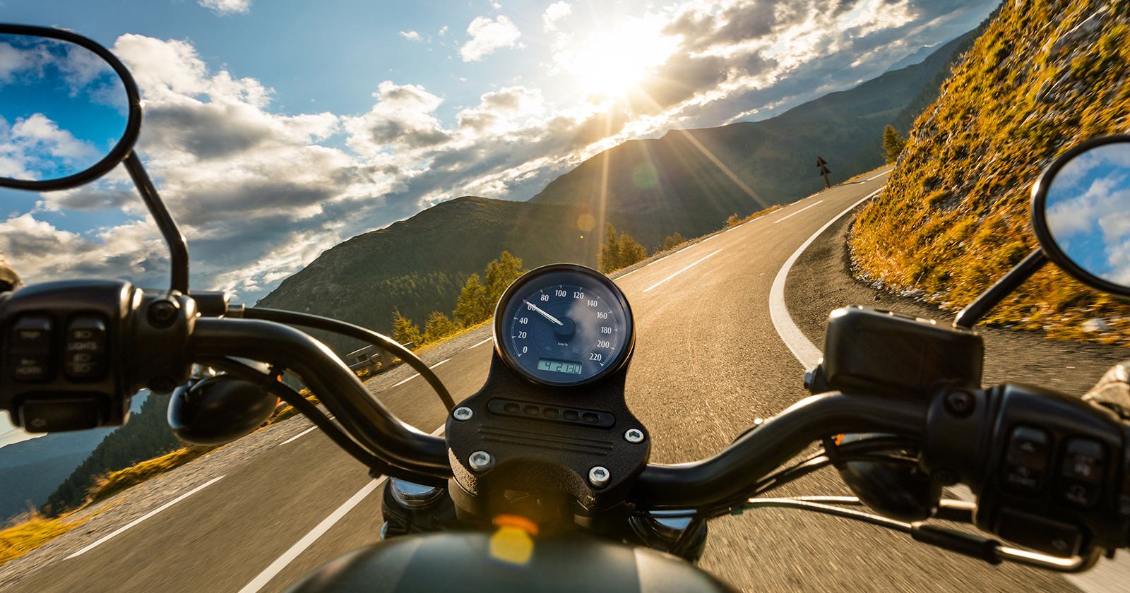 Motorrad steht auf einer Straße | Credit: iStock.com/Contributor