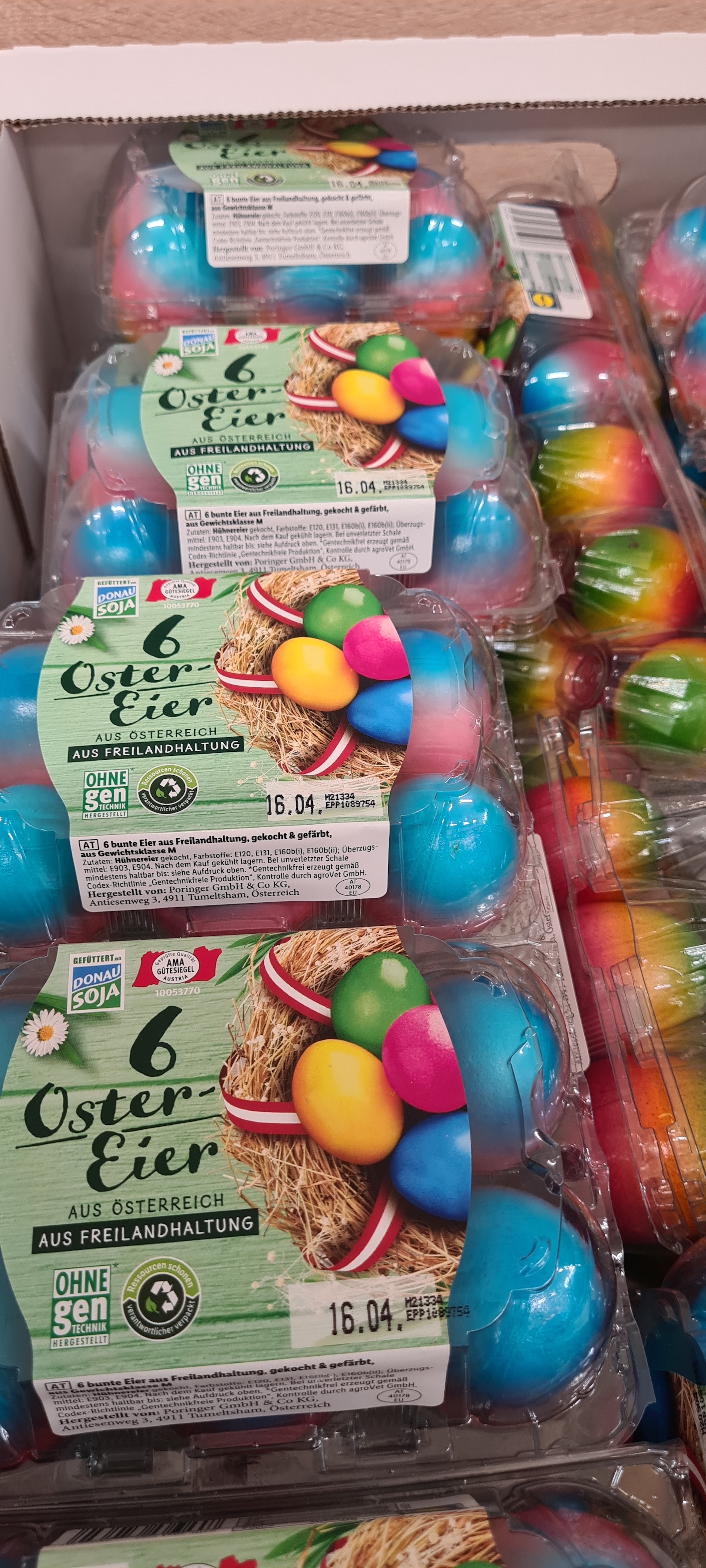 Gefärbte Ostereier im Supermarkt