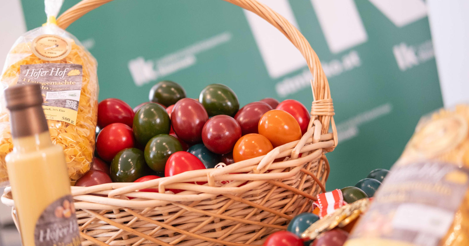 Bunte Ostereier in einem Korb auf einem Tisch