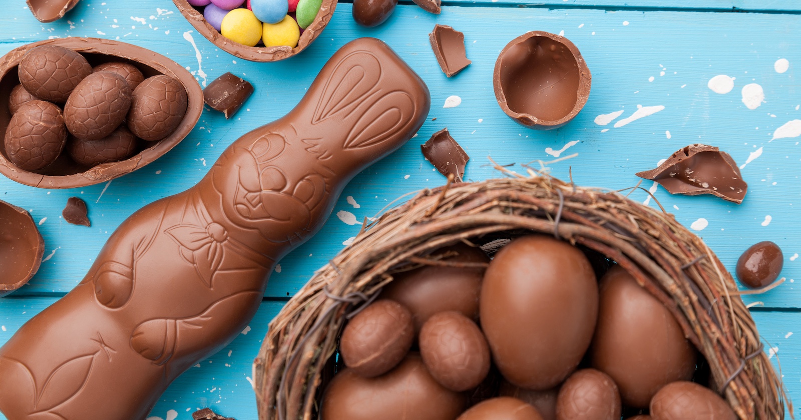 Hase und Eier aus Schokolade.