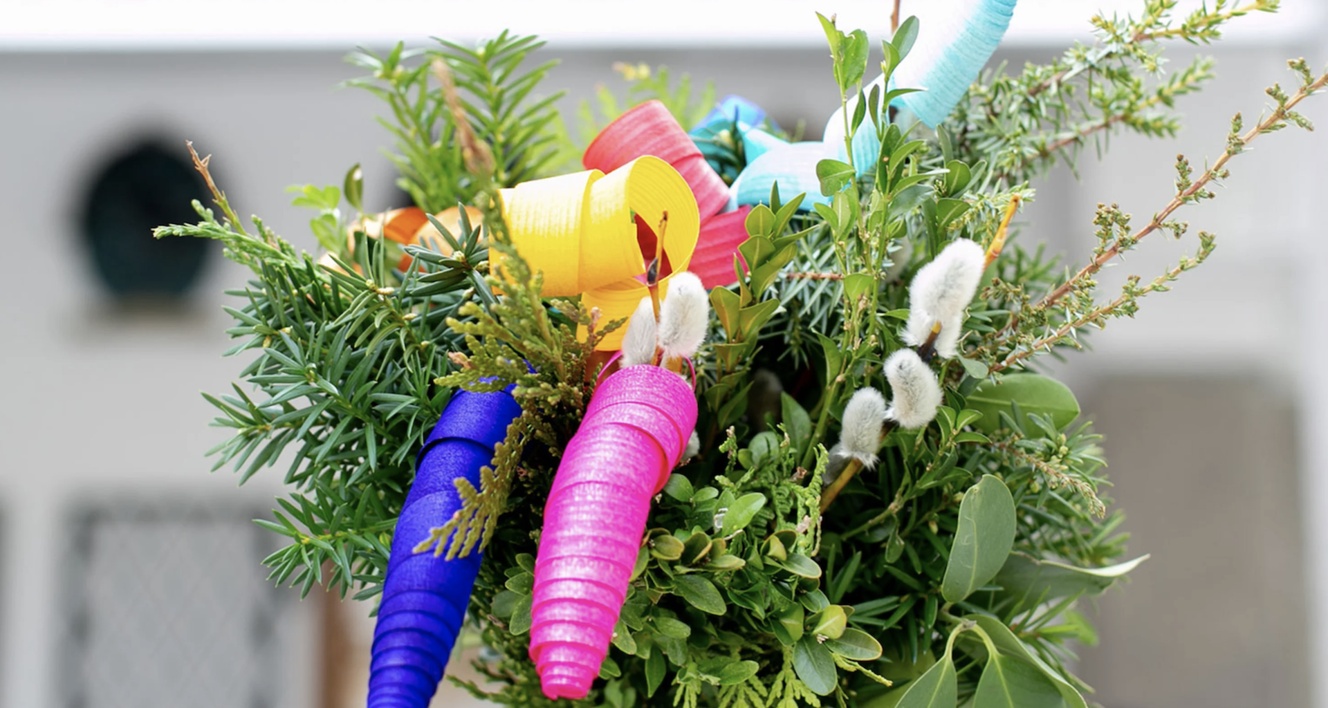 Ein Palmbusch mit bunter Dekoration.