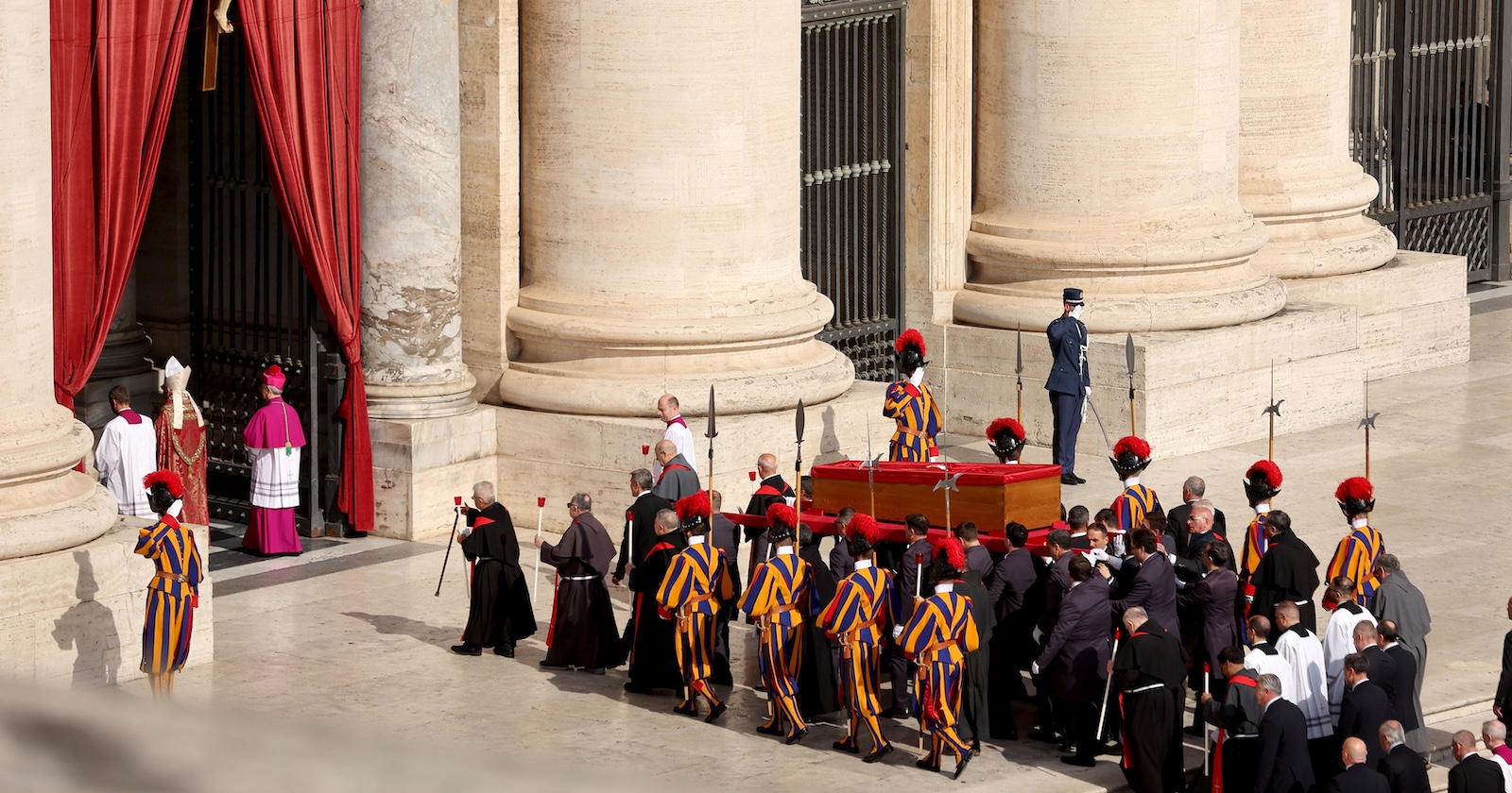 Papst Franziskus’ Sarg wird während der Trauerzeremonie durch die Vatikanischen Hallen getragen, begleitet von Kirchenvertretern und der Päpstlichen Schweizergarde, als Teil des protokollarischen Ablaufs der Bestattung.