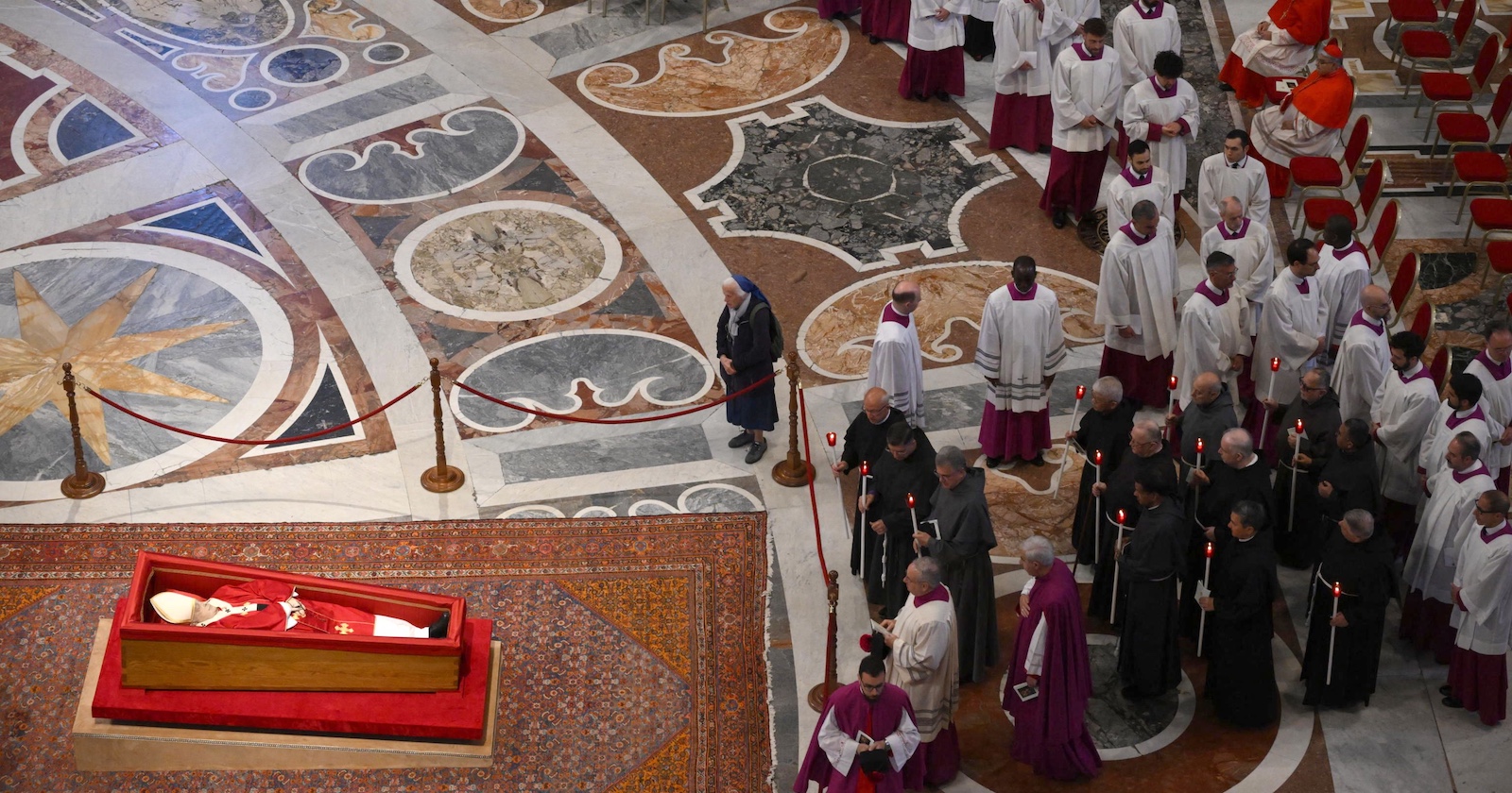 Der aufgebahrte Leichnam von Papst Franziskus im Petersdom. Geistliche und Ordensleute erweisen dem verstorbenen Pontifex ihre letzte Ehre.