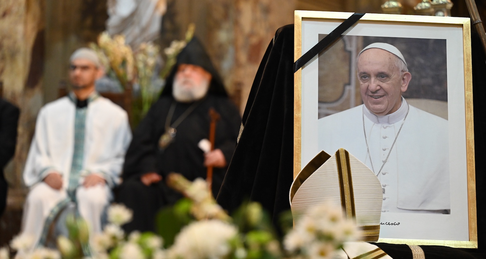 April 2025, Argentinien, Buenos Aires: Geistliche verschiedener Religionen nehmen in der Kathedrale von Buenos Aires an einem interreligiösen Gebet für den verstorbenen Papst Franziskus teil.