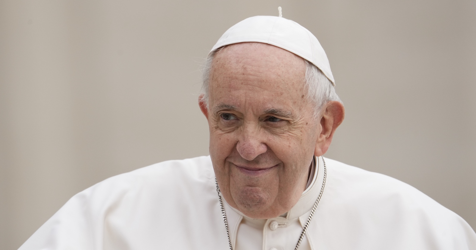 Papst Franziskus auf einer älteren Aufnahme, lächelnd, gesund und fröhlich.