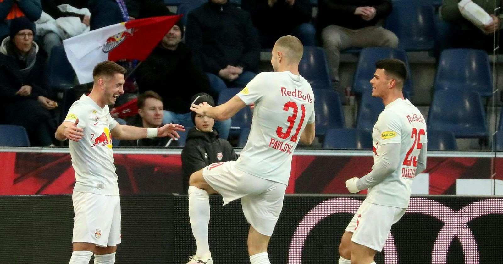 Aleksa Terzic (FC Red Bull Salzburg/li) jubelt nach dem 2:0 mit Strahinja Pavlovic und Flavius David Daniliuc