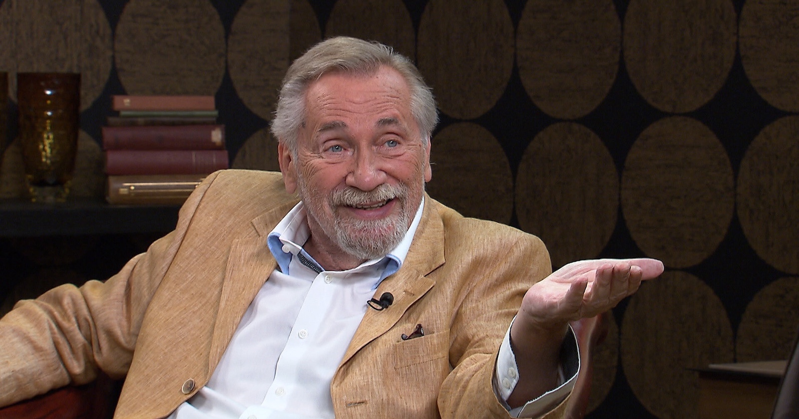 Peter Rapp freundlich, freudig redend und gestikulierend in der Sendung &quot;Made in Austria&quot;