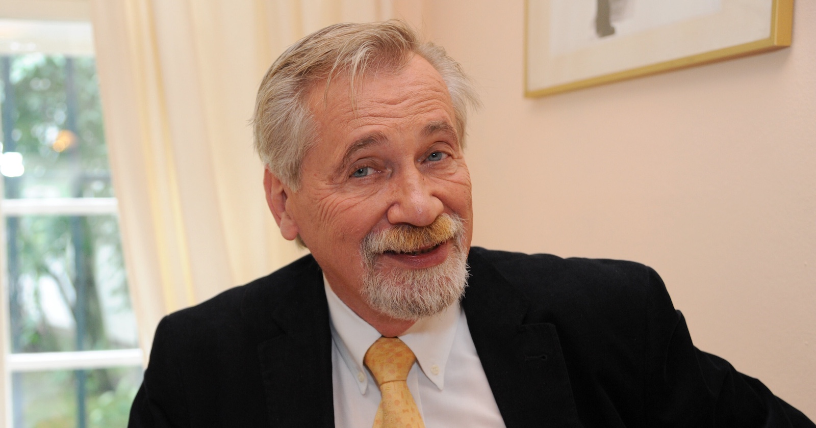 Peter Rapp, der beliebte ORF-Moderator, in einem freundlichen Moment während eines Interviews: Der ORF ehrt ihn im Rahmen einer Sondersendung.