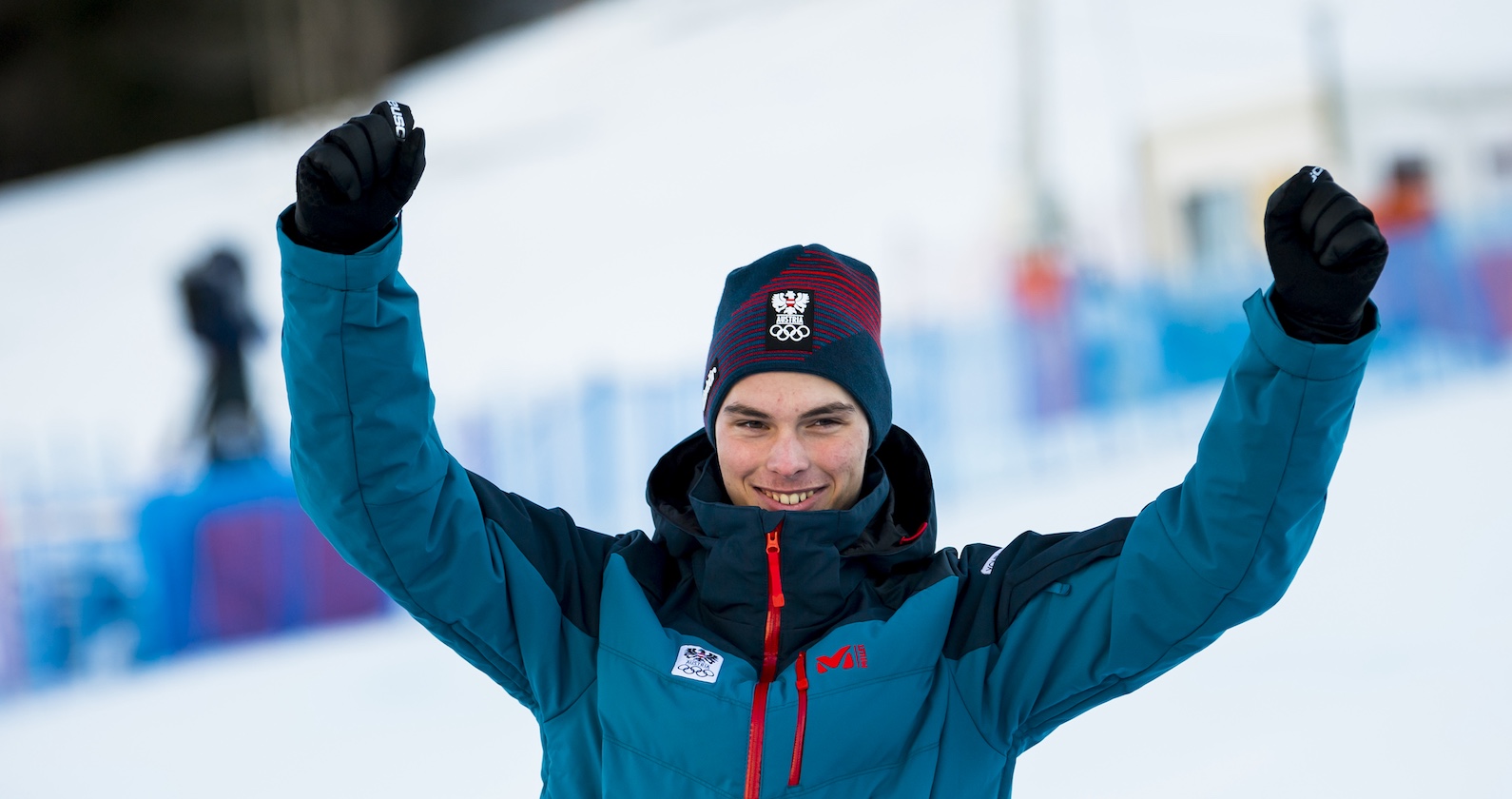 Philip Hoffmann steht jubelnd im Zielraum