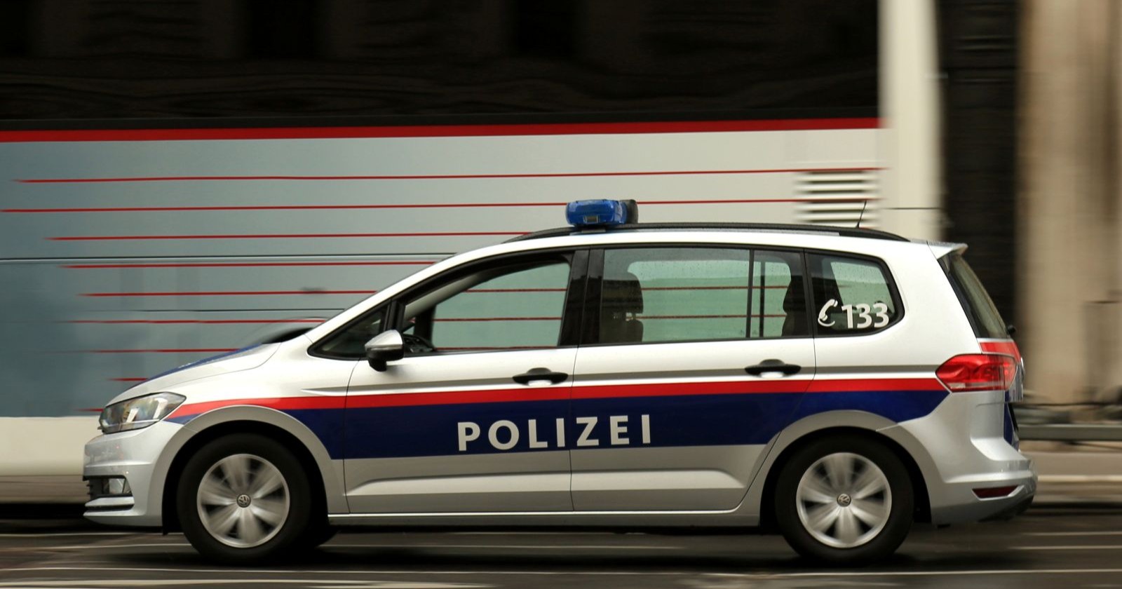 Polizeiwagen fährt schnell in der Nacht