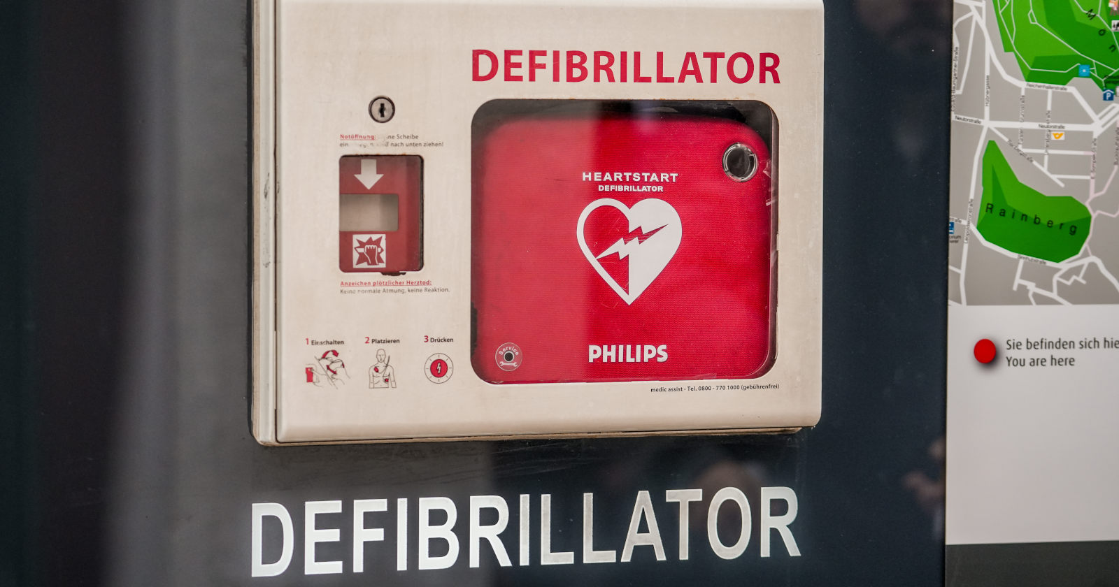 Defibrillator in einem Glaskasten