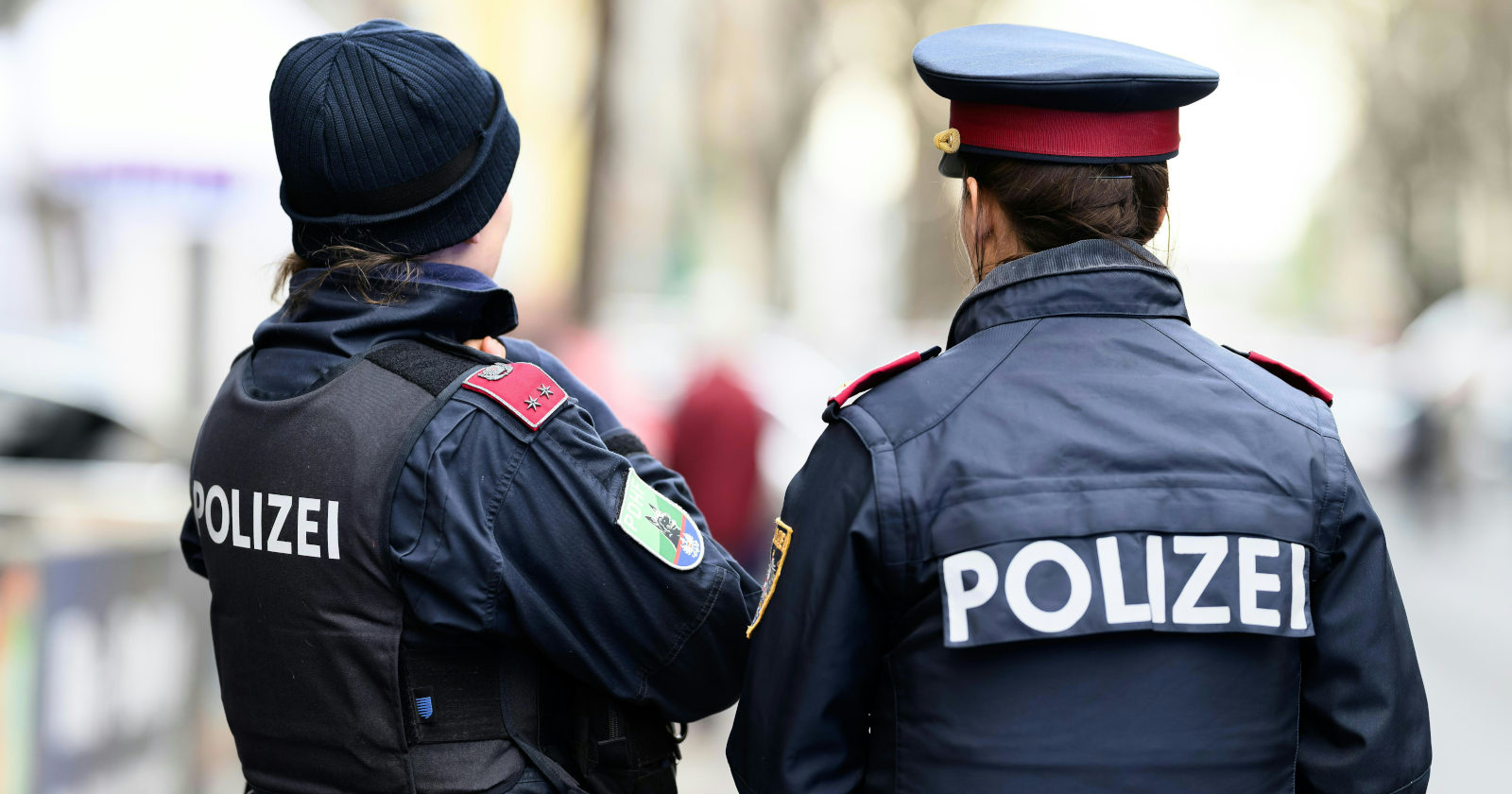 Zwei Polizisten stehen nebeneinander