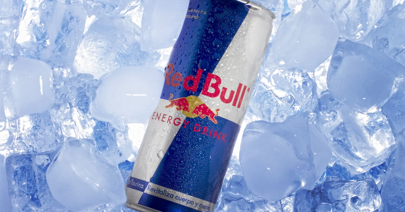 Ein Dose Red Bull auf Eiswürfeln.