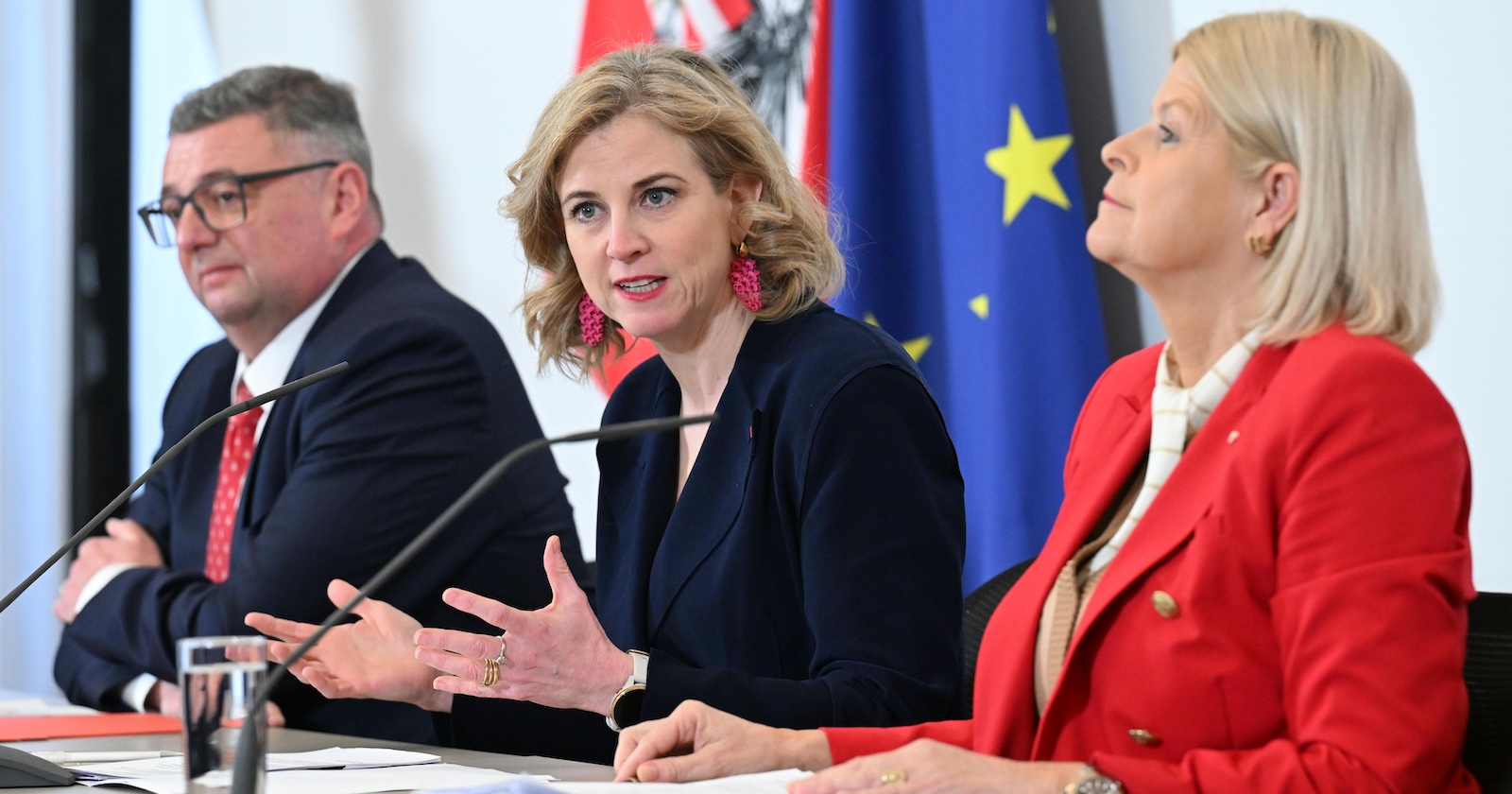 Staatssekretär Jörg Leichtfried (SPÖ), Außenministerin Beate Meinl-Reisinger (NEOS) und Verteidigungsministerin Klaudia Tanner (ÖVP) am Dienstag, 8. April 2025, während einer PK anl. einer Arbeitsklausur der Bundesregierung im Bundeskanzleramt in Wien