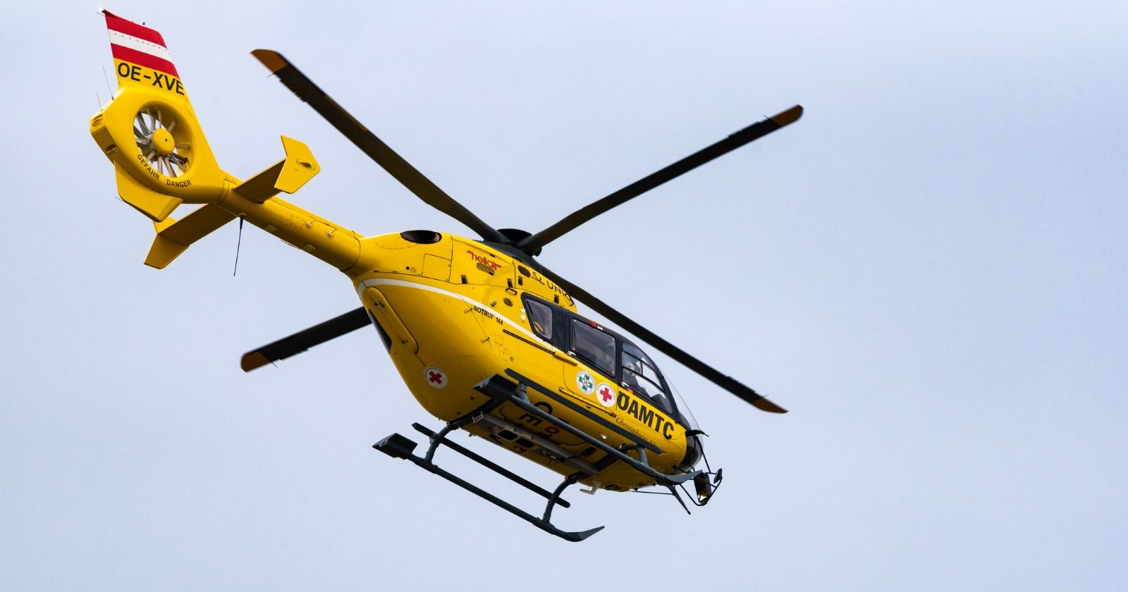 Gelber Rettungshubschrauber der ÖAMTC