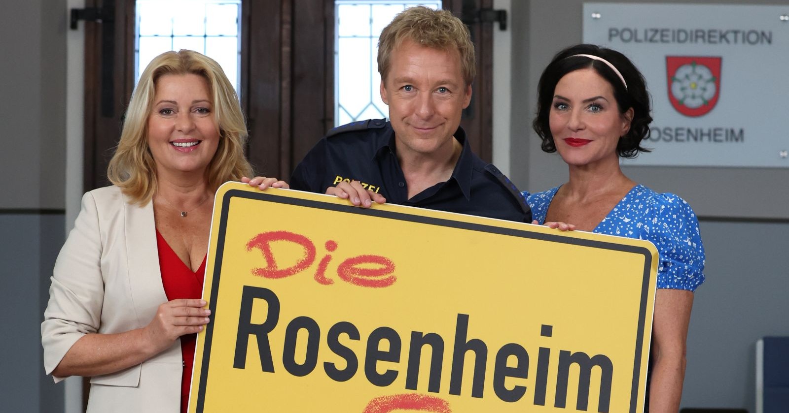 Karin Thaler , Max Müller, Marisa Burger halten Schild