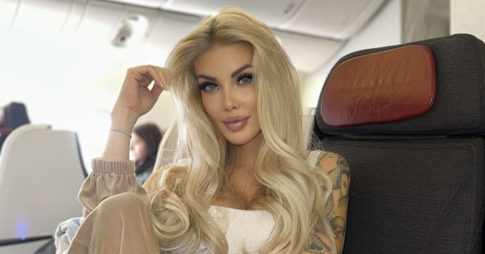 Sabrina Wlk posiert im Flugzeug