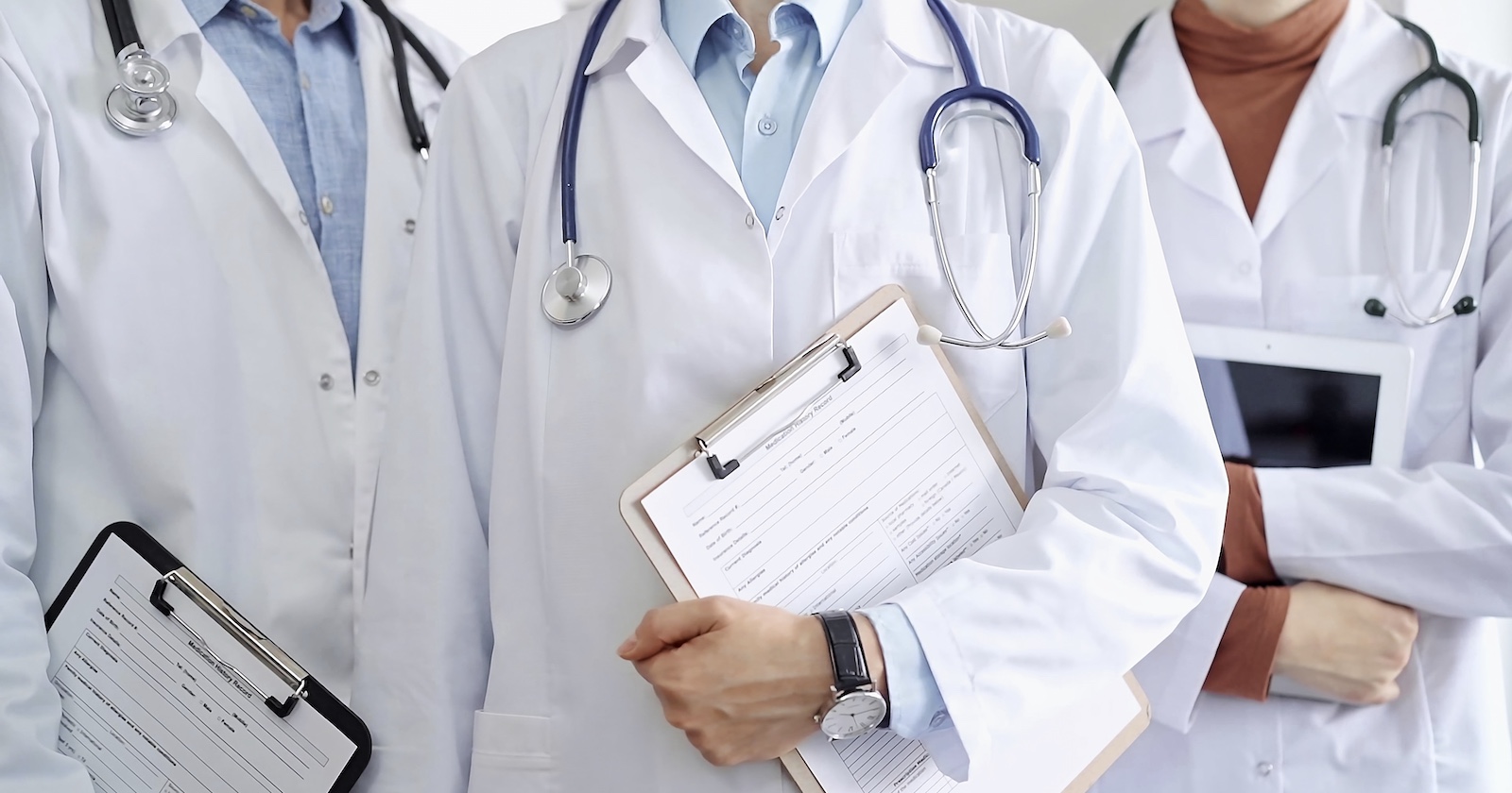 3 Ärzte in weißen Kitteln.