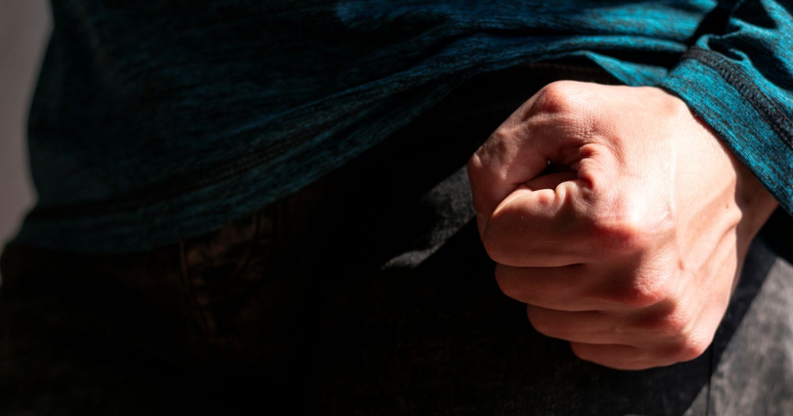 Mann ballt seine Faust