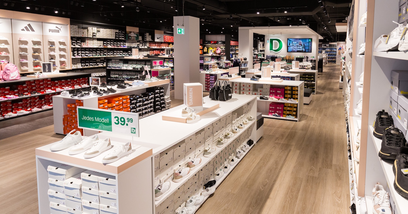 Schuhgeschäft-Filiale nach Geschäftsschluss