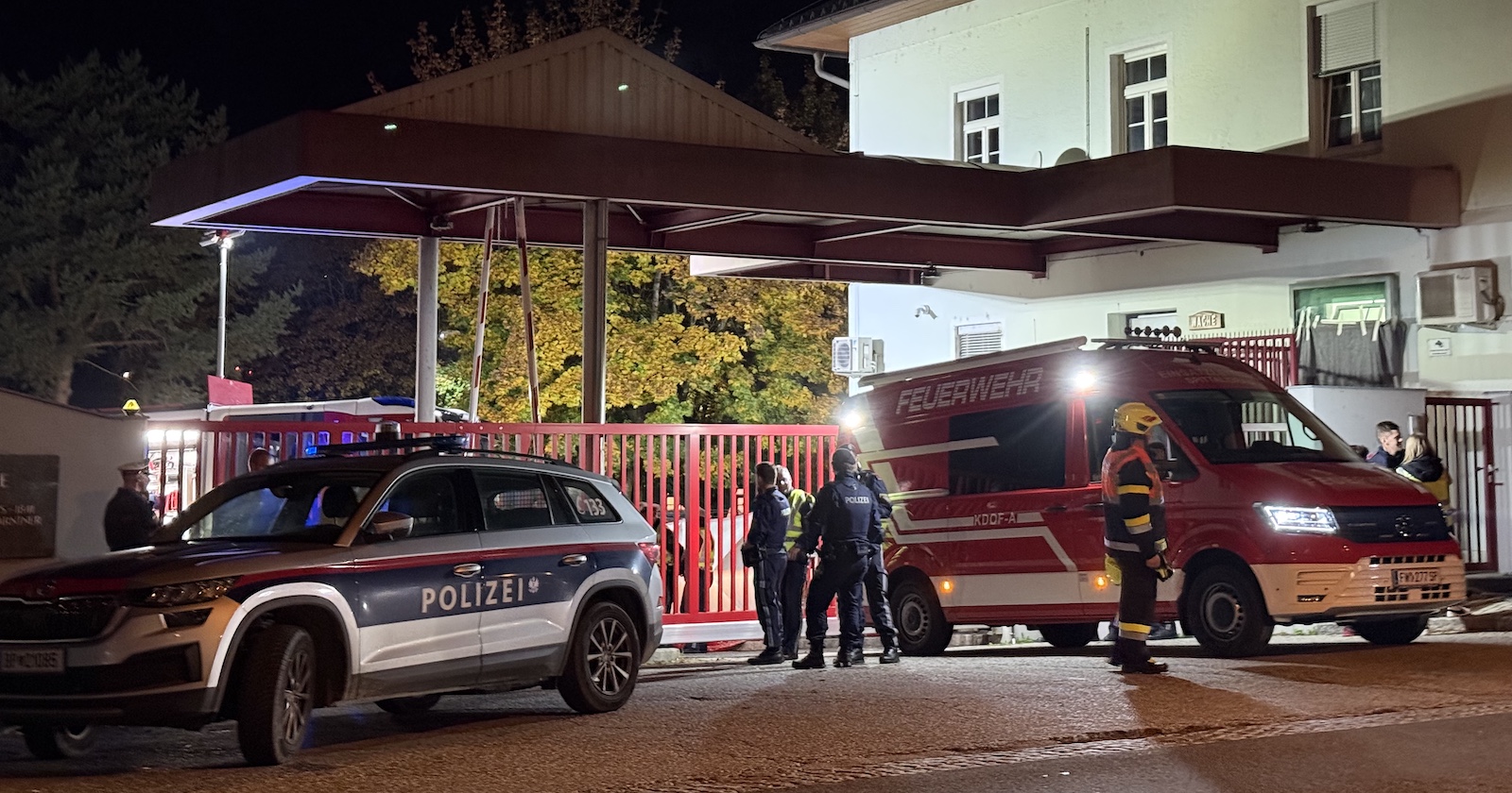 Polizei und Feuerwehr vor der Türk-Kaserne in Spittal an der Drau.