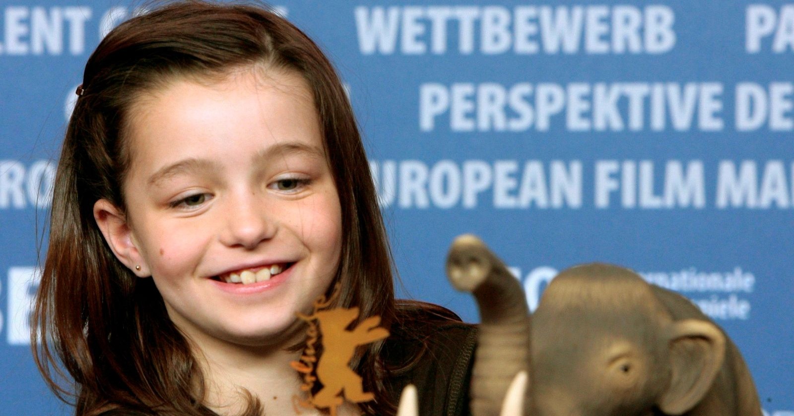 Sophie Nyweide hält bei einer Pressekonferenz zum Film &quot;Mammoth&quot; eine Mammut-Spielfigur in der Hand und betrachtet sie