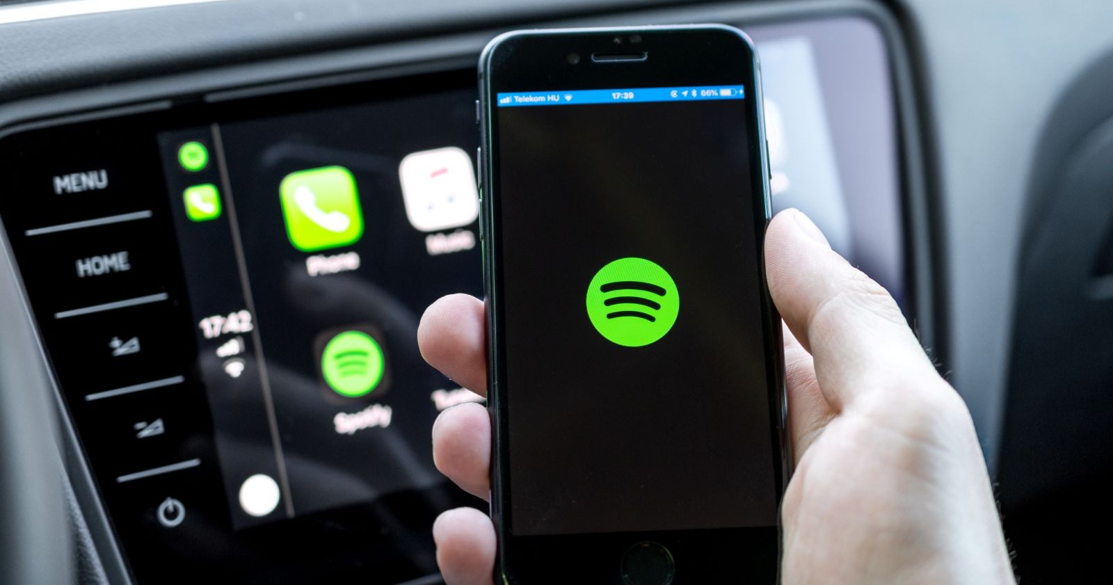 Person verbindet Spotify-App mit Auto