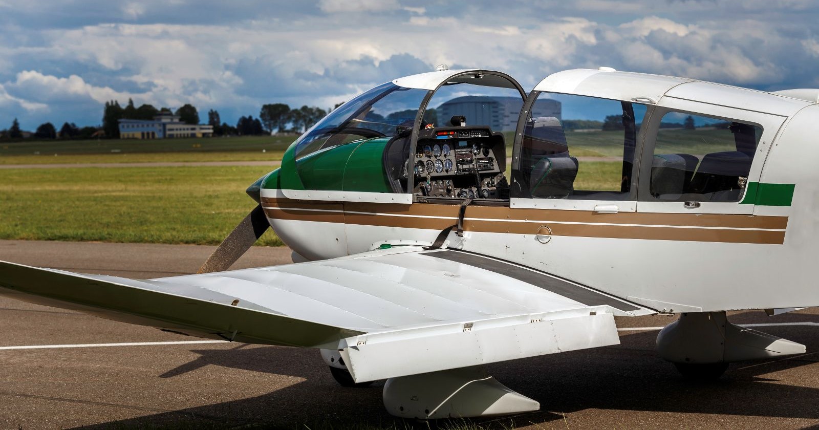 Kleinflugzeug auf einer Landebahn