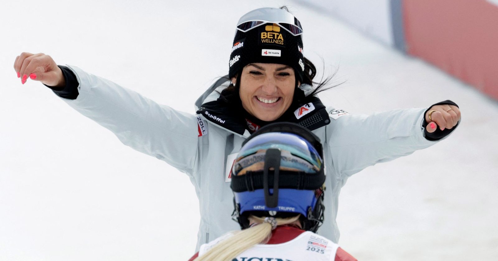 Stephanie Venier umarmt ihre Teamkollegin Katharina Truppe