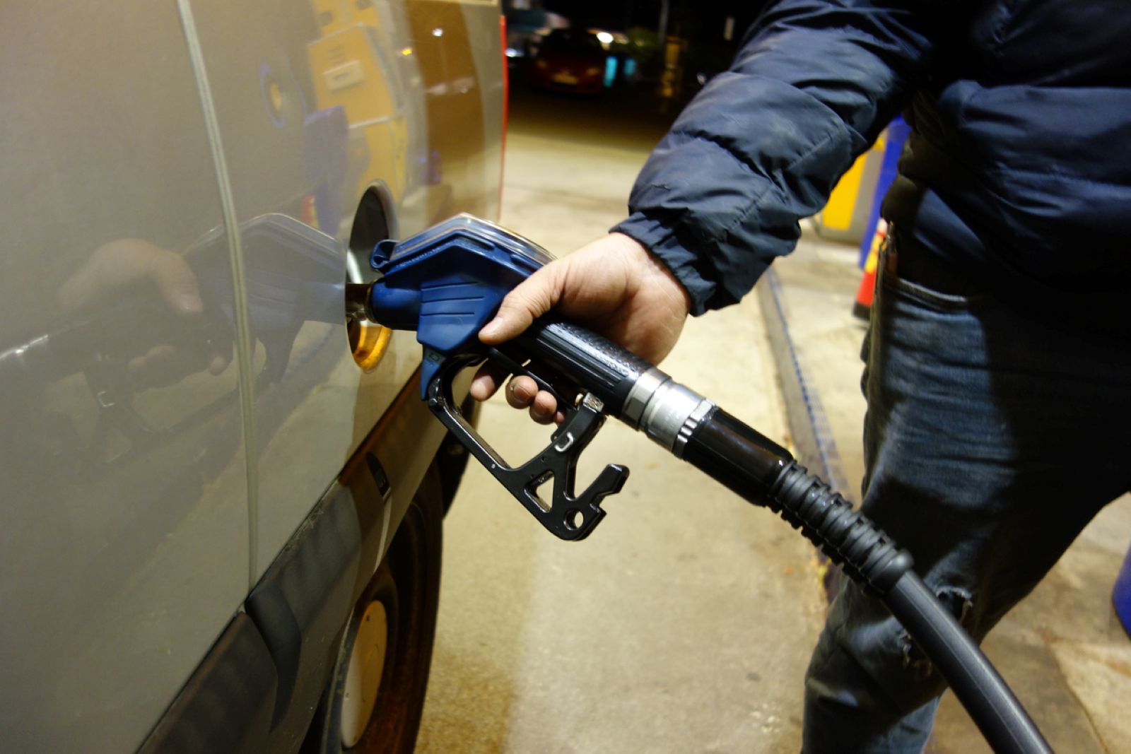 Mann betankt seinen Wagen