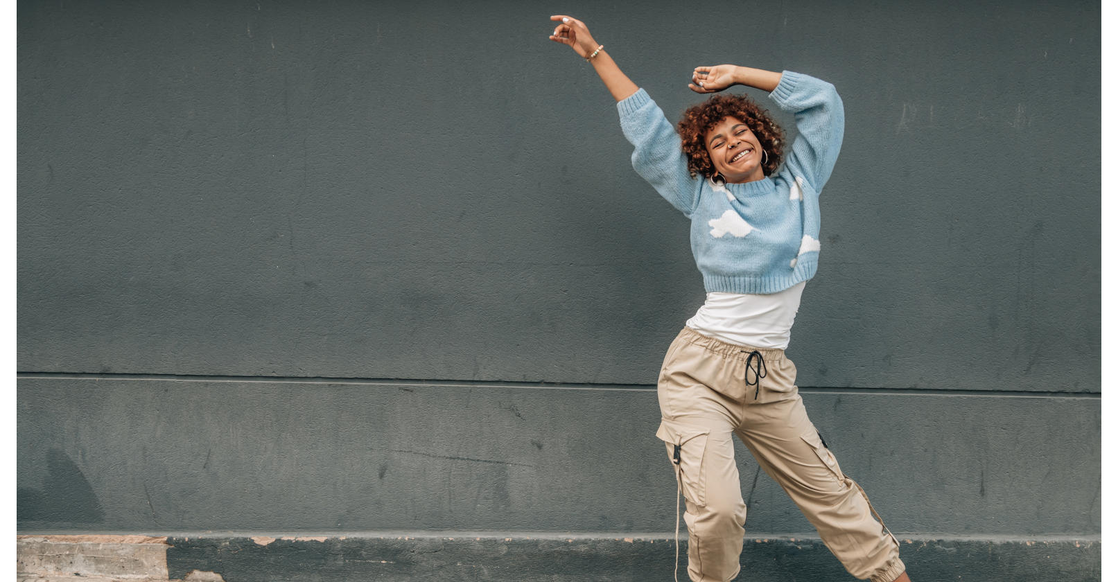 Frau tanzt und lächelt dabei