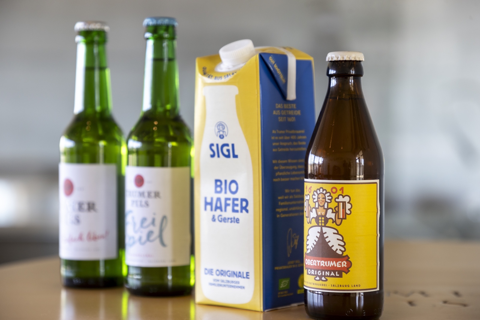 Trumer Haferdrink zwischen den Bierflaschen.