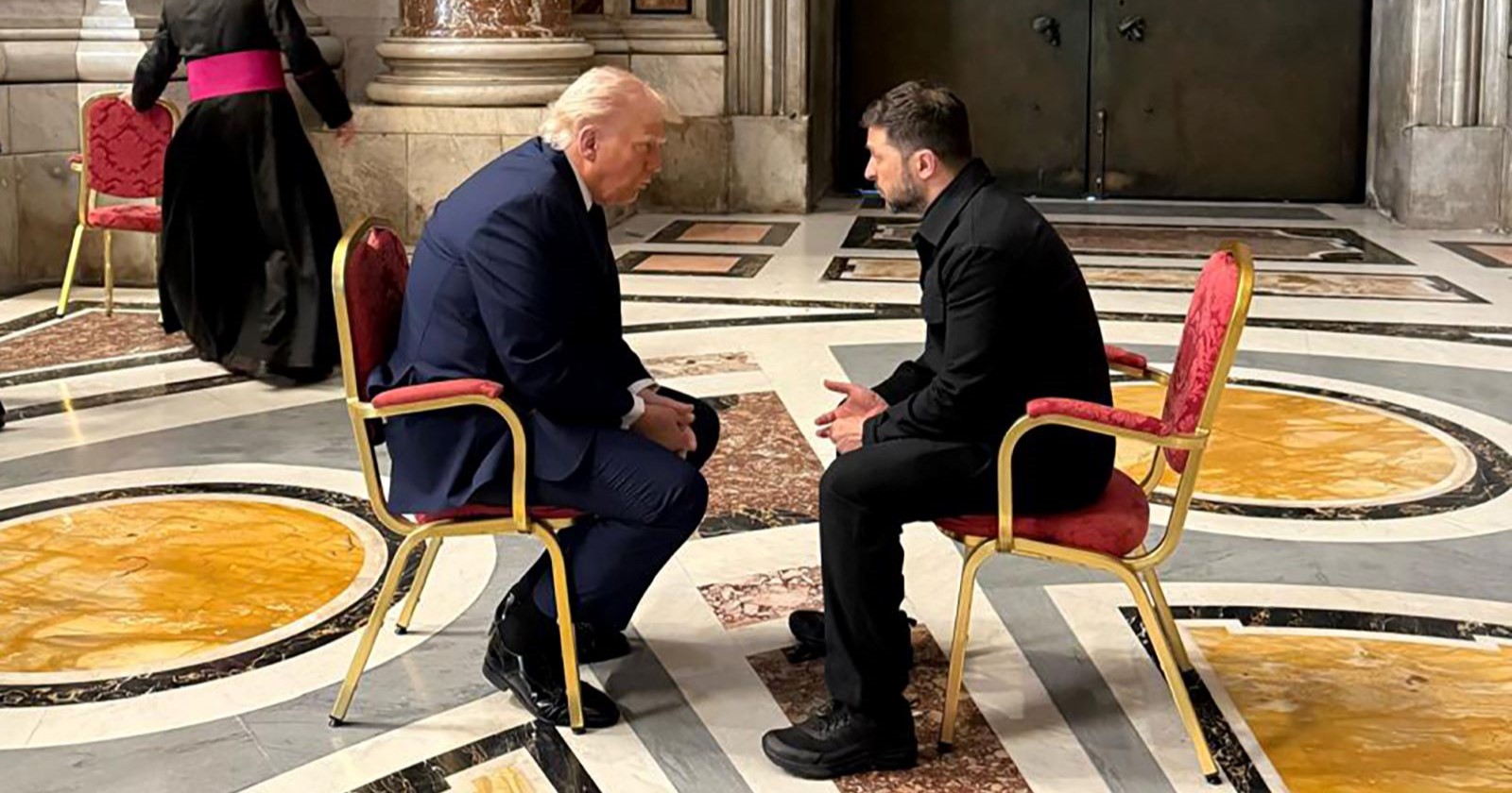 Trump und Selenskyj  auf Stühlen einander gegenüber sitzend im Petersdom.