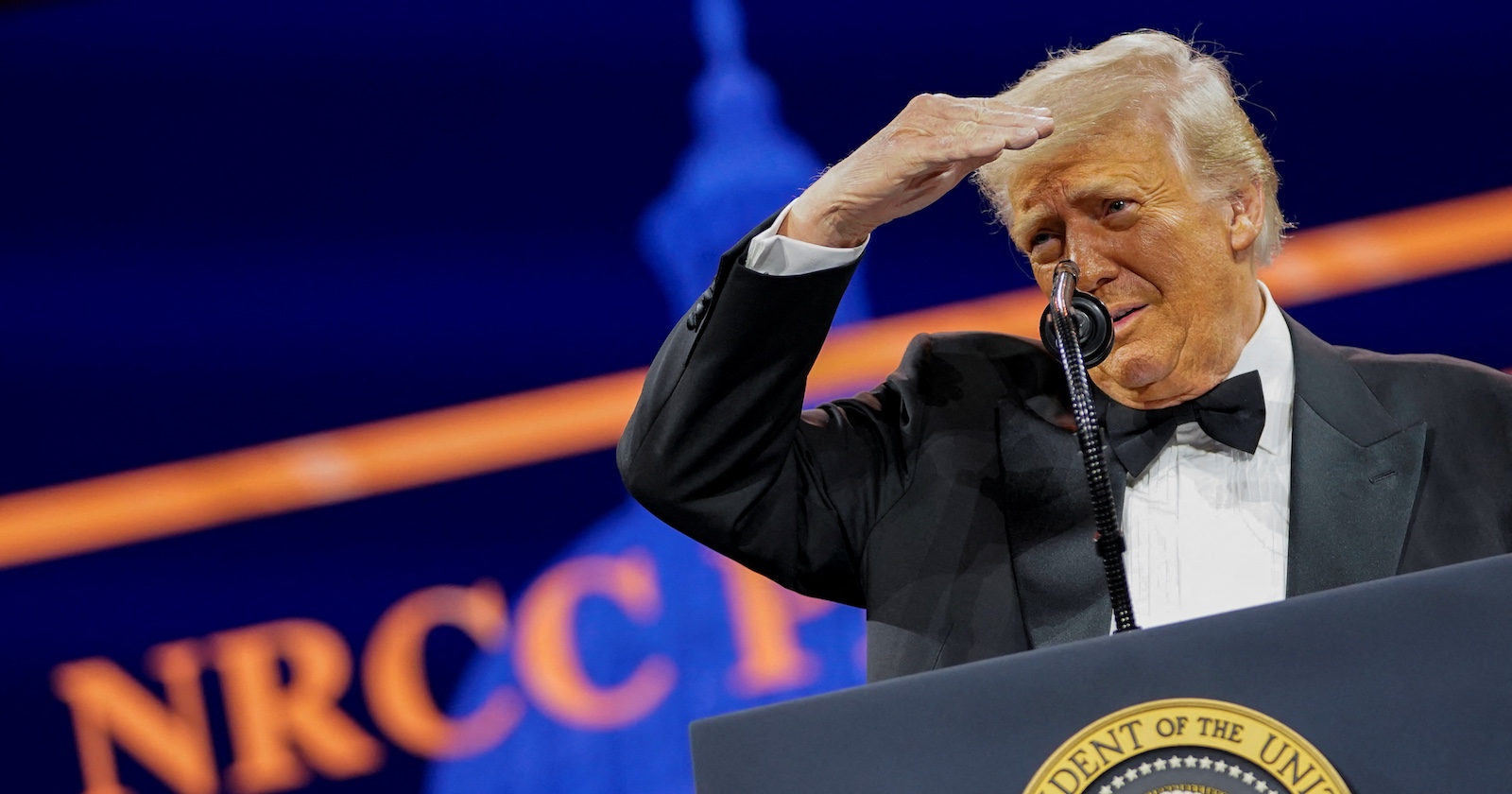 US-Präsident Donald Trump spricht bei einem Abendessen des National Republican Congressional Committee (NRCC) im National Building Museum in Washington, D.C., USA, 8. April 2025