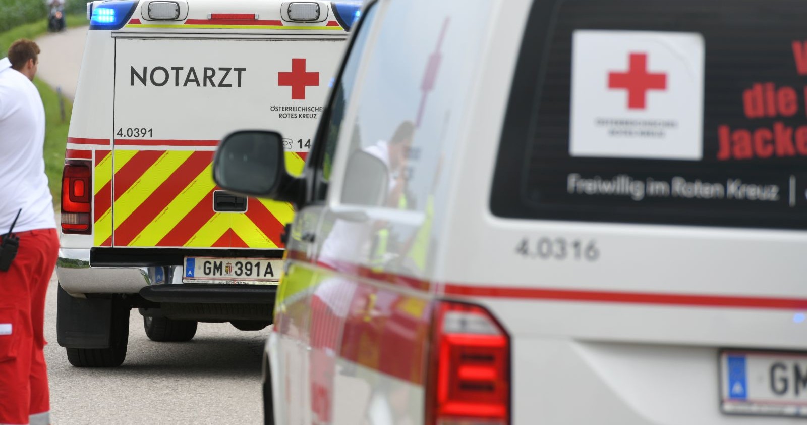 Rettungsautos und Sanitäter auf einer Straße.