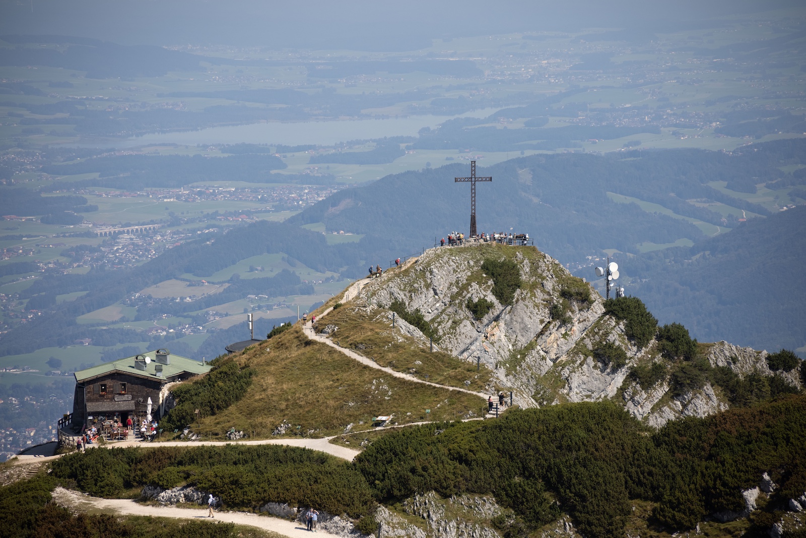 Gipfelkreuz und Hütte auf dem Untersberg.