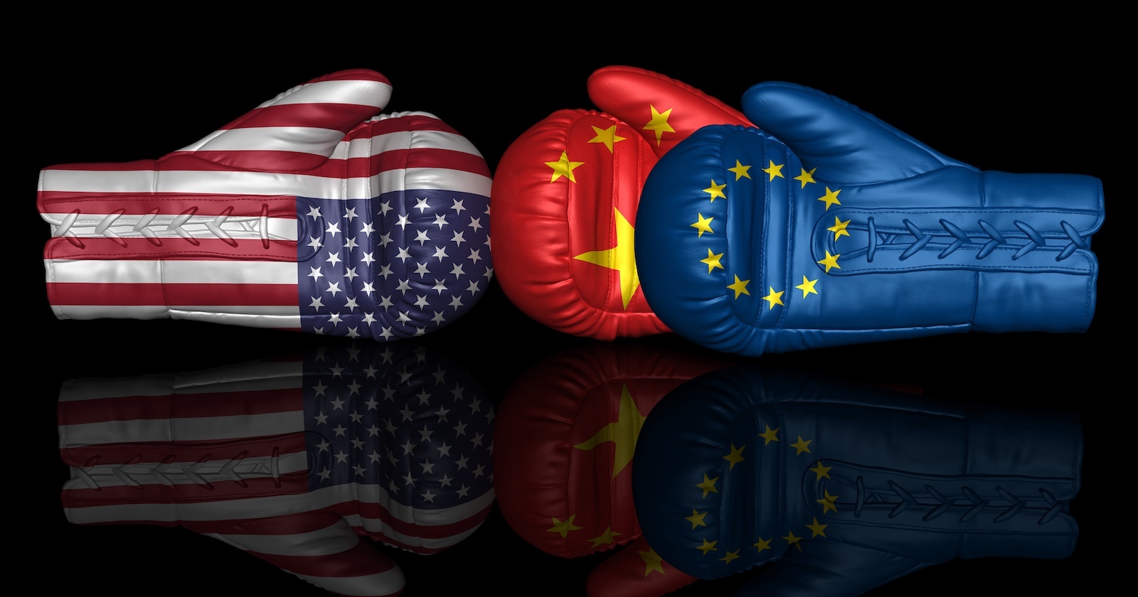 Drei sich gegenüberstehende Boxhandschuhe symbolisieren geopolitische Spannungen: Links ein Handschuh mit dem Muster der US-Flagge, in der Mitte ein chinesischer Handschuh mit roten Sternen auf gelbem Grund, rechts ein blauer Handschuh mit den gelben Sternen der EU-Flagge. Die Handschuhe berühren sich leicht und spiegeln sich auf dem glänzenden, schwarzen Untergrund – sinnbildlich für Konflikte oder Machtkämpfe zwischen den USA, China und der Europäischen Union.