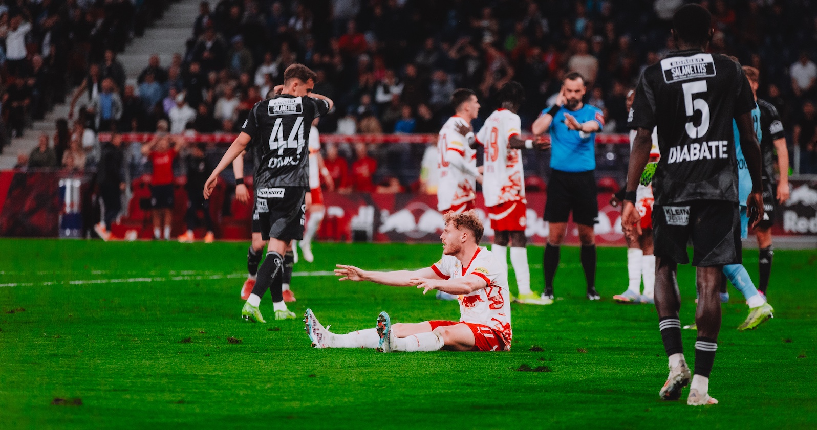 Spielentscheidend? Salzburgs Yorbe Vertessen im Strafraumduell – der VAR griff nicht ein.