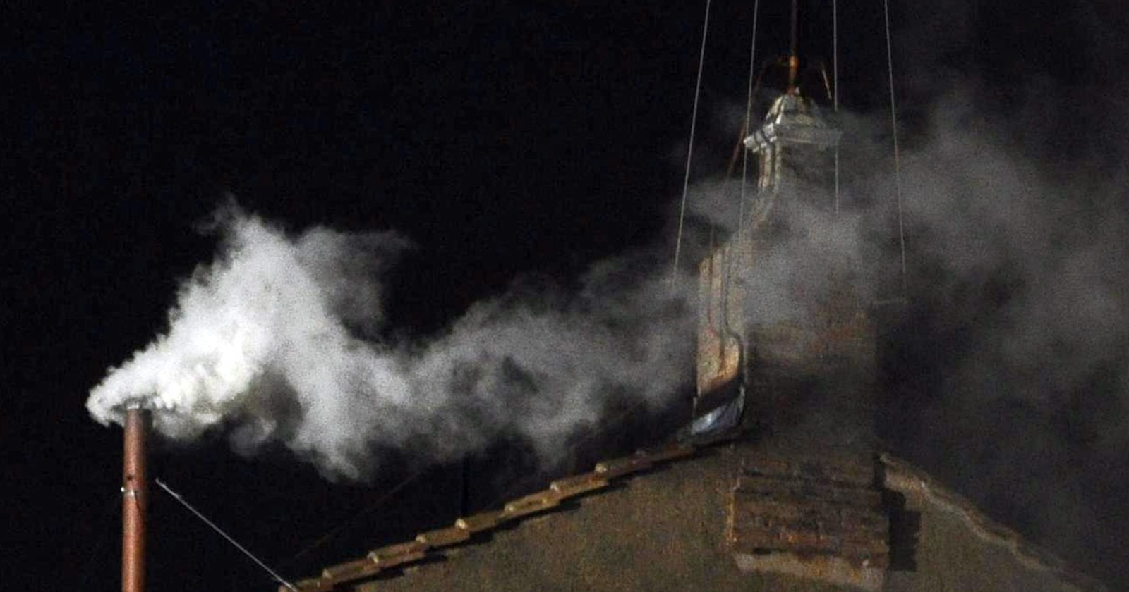 Weißer Rauch in der Sixtinischen Kapelle