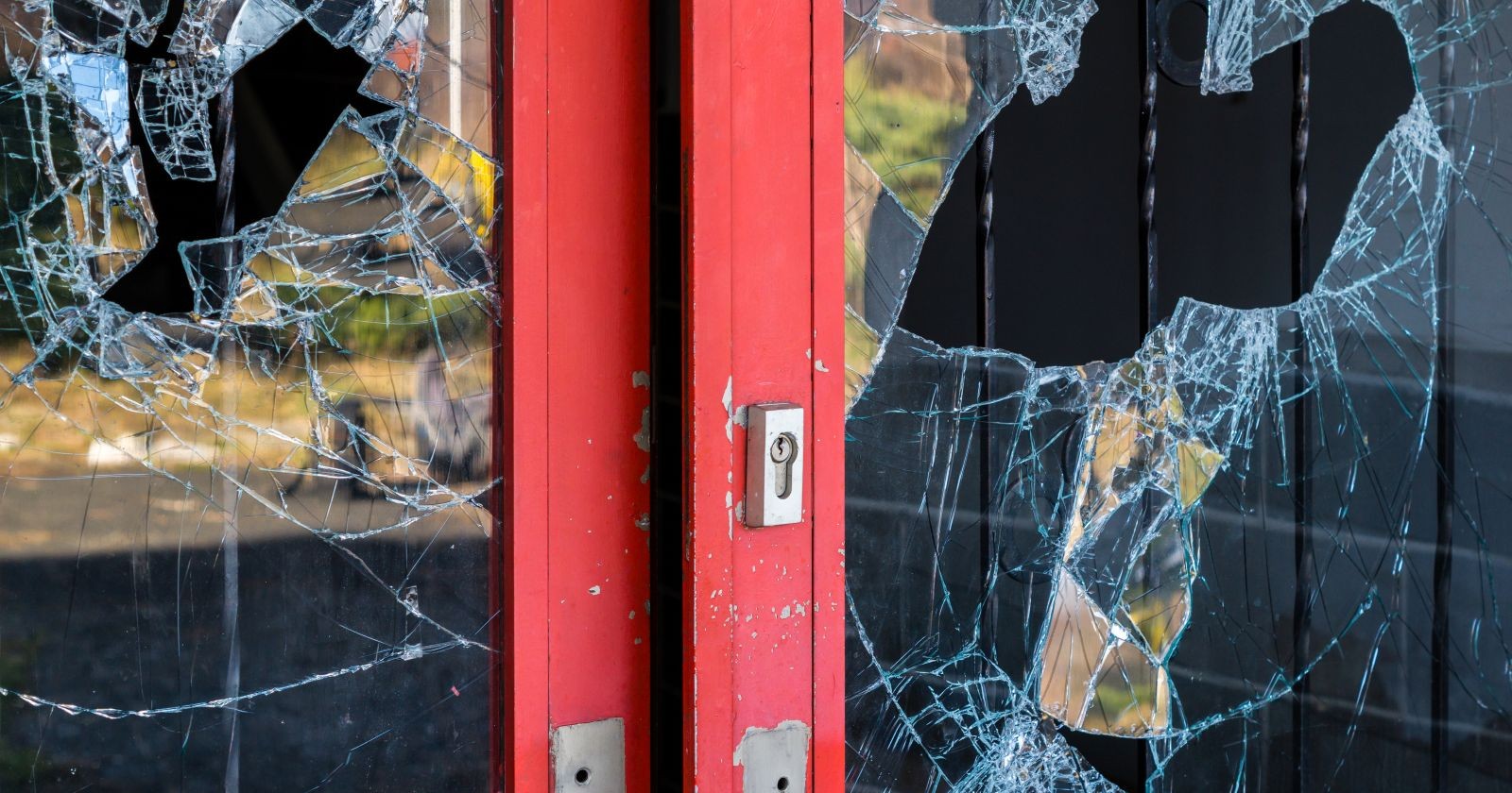 Eingeschlagenes Fenster nach einem Einbruch