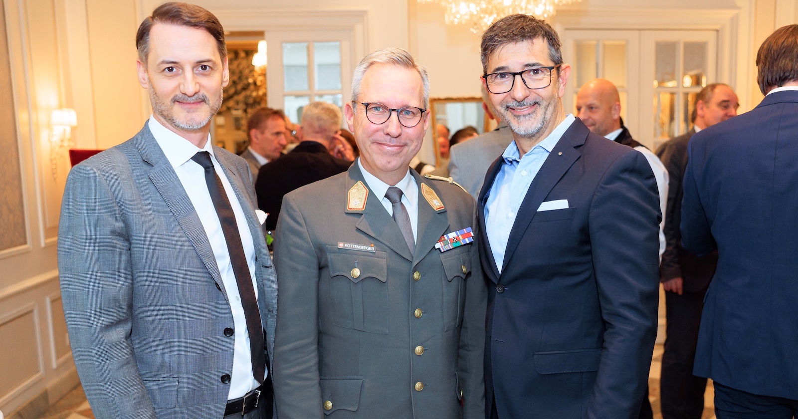 Die Gastgeber und der Gastredner beim Weekend Editors Dinner im Hotel Sacher