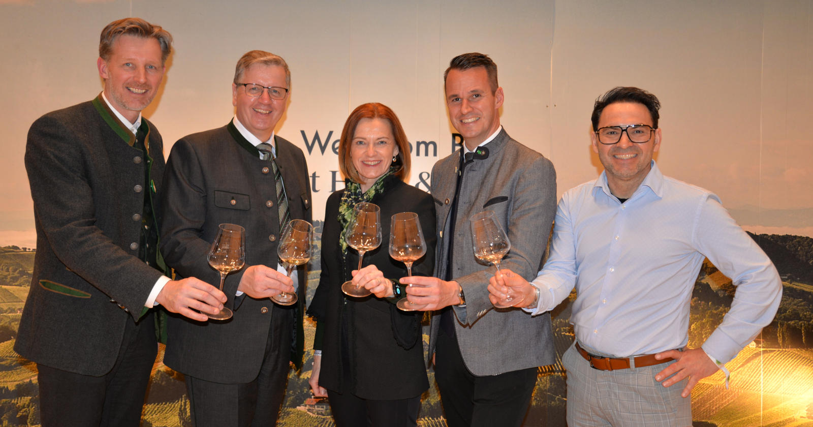 Mehrere Menschen stoßen mit Weingläsern an