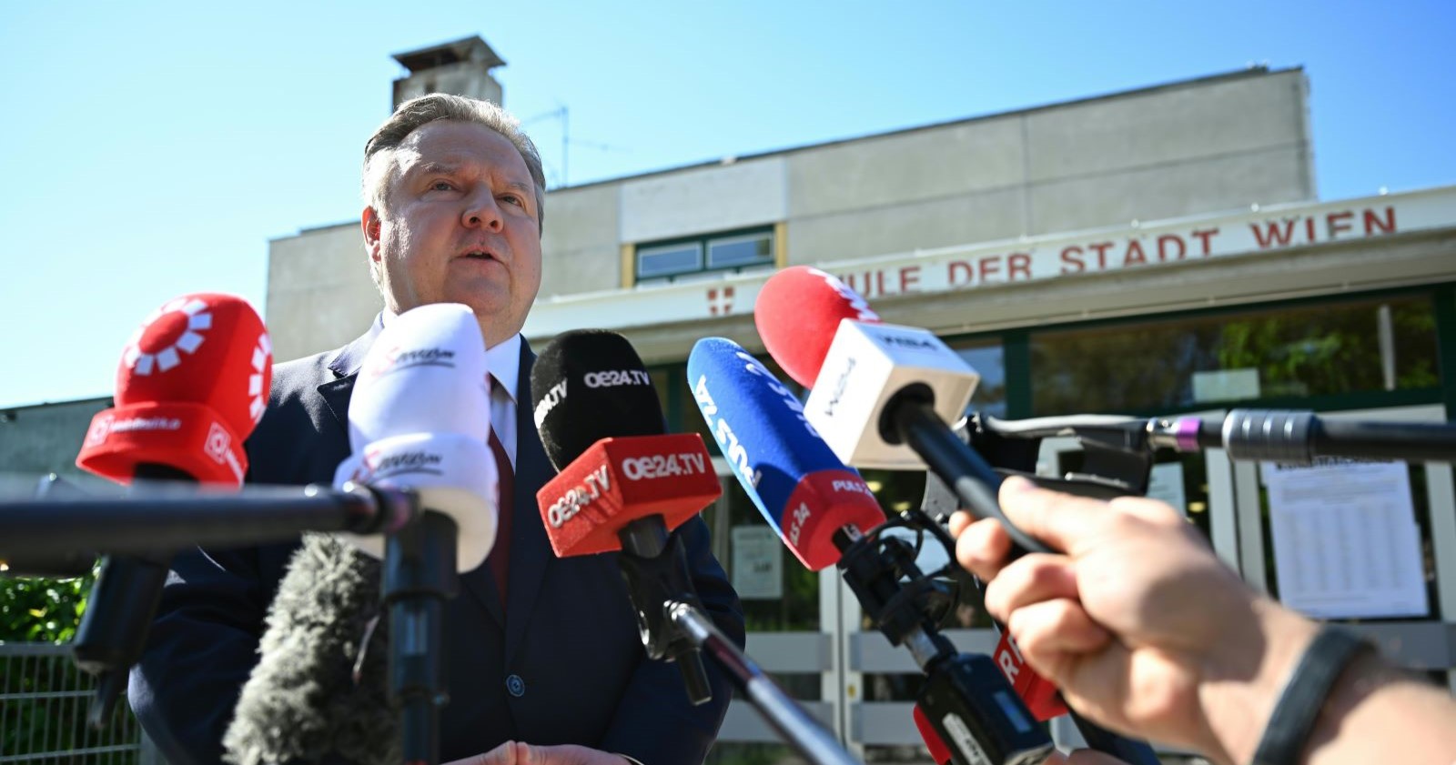 Die erste Hochrechnung zur Wien-Wahl 2025 ist da: SPÖ-Spitzenkandidat Michael Ludwig kann sich über den ersten Platz freuen.