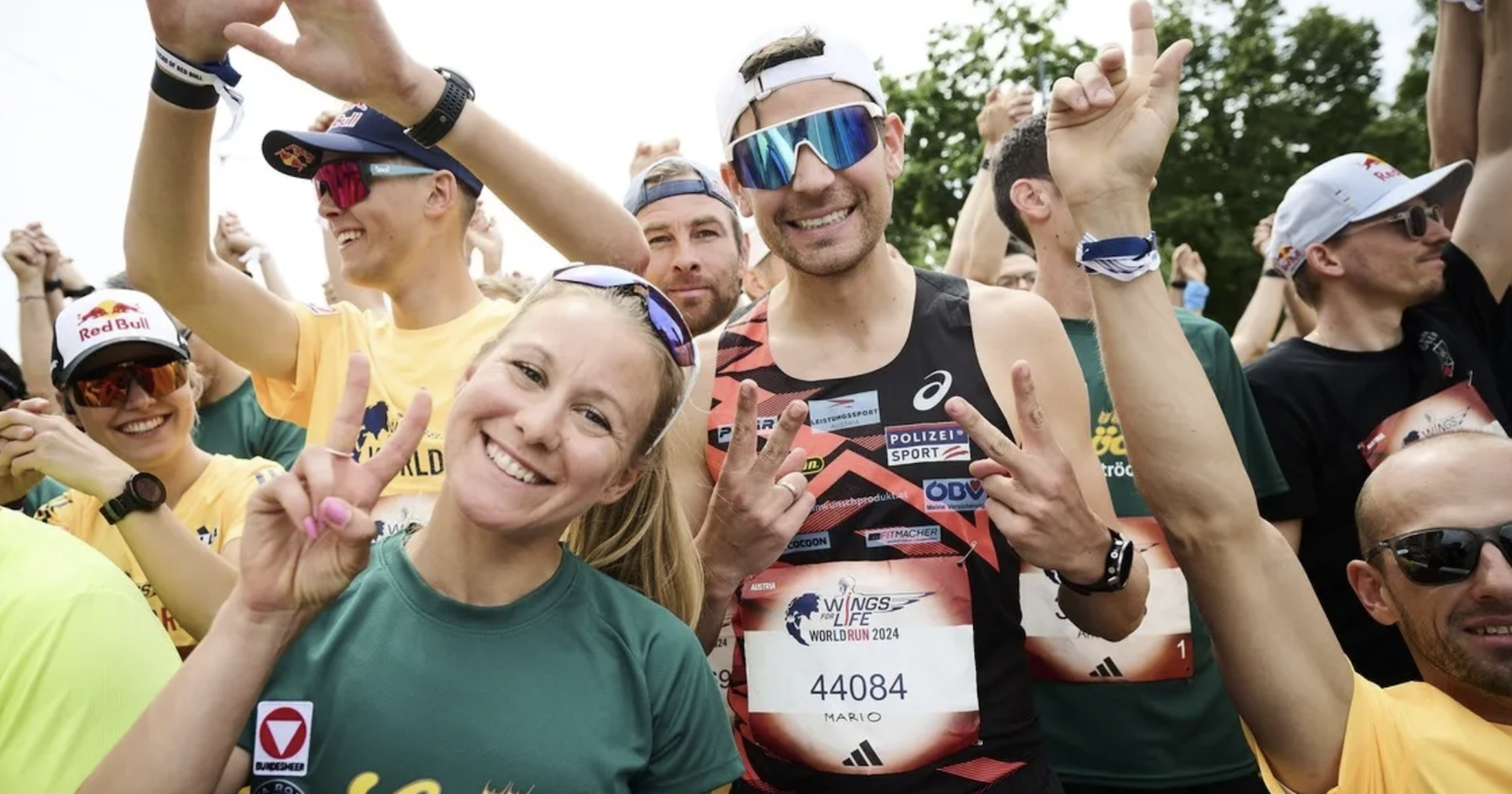 Gut gelaunte Läufergruppe auf einer Straße in Wien