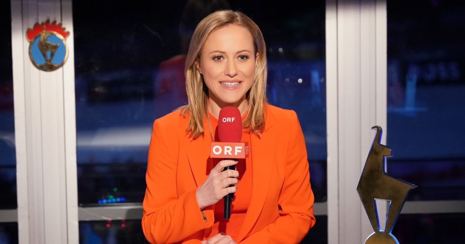 Sportanchor Alina Zellhofer mit Mikrophon