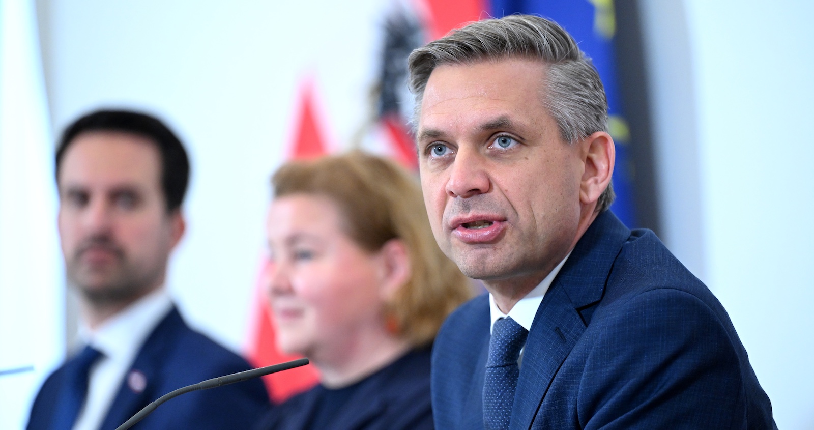 (v.l.) Bildungsminister Christoph Wiederkehr (NEOS), Sozial- und Gesundheitsministerin Korinna Schumann (SPÖ) und Wirtschafts- und Arbeitsminister Wolfgang Hattmannsdorfer (ÖVP) bei einer PK im Rahmen einer Arbeitsklausur der Bundesregierung am Mittwoch, 9. April 2025, in Wien